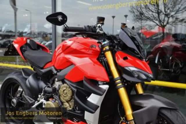 Ducati Streetfighter V4S (2020) thumbnail 2