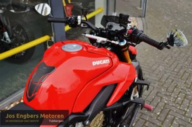 Ducati Streetfighter V4S (2020) thumbnail 3