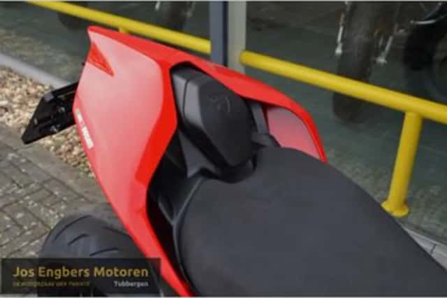 Ducati Streetfighter V4S (2020) thumbnail 5