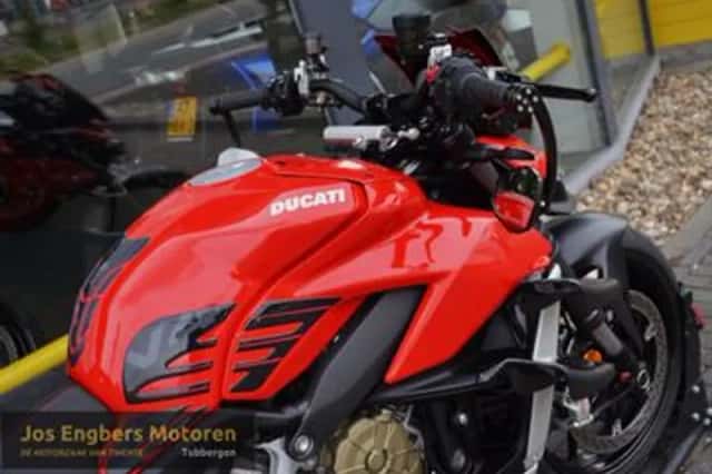 Ducati Streetfighter V4 (2021) thumbnail 4