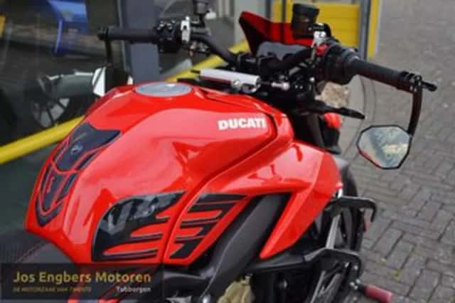 Ducati Streetfighter V4 (2021) thumbnail 5