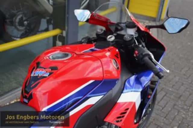 Honda CBR1000RR R Fireblade (2022) thumbnail 3