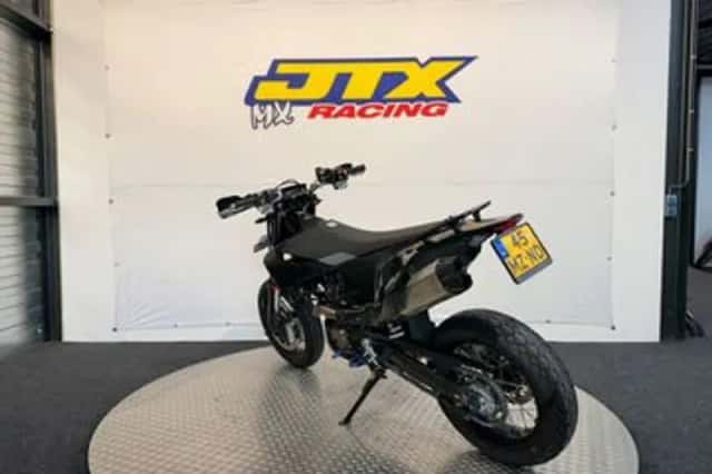 Husqvarna 701 Supermoto (2023) thumbnail 6