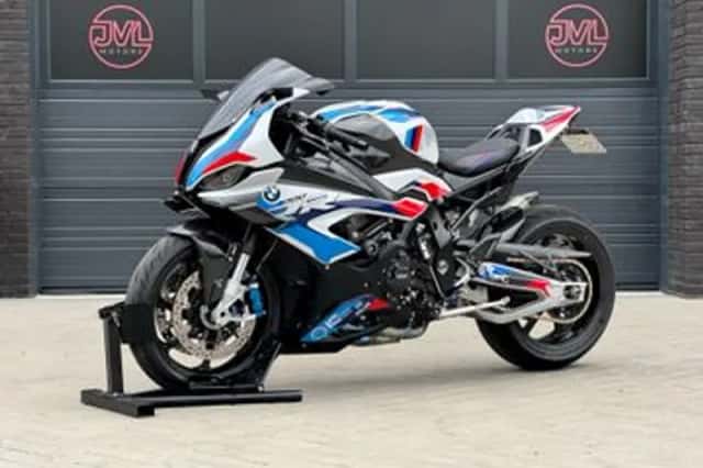 BMW M 1000 RR (2022) thumbnail 3