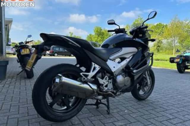 Honda VFR800X (2011) thumbnail 3