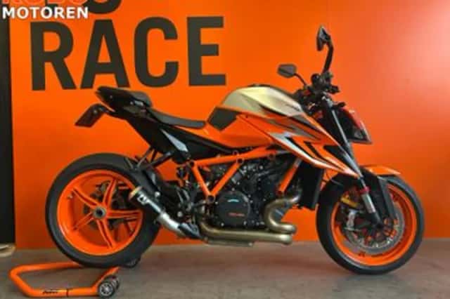 KTM 1290 SuperDuke R (2023) thumbnail 1