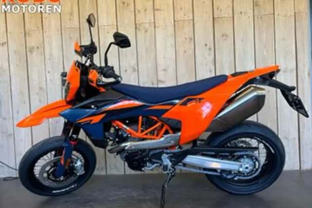 KTM 690 SMC (2026) thumbnail 1
