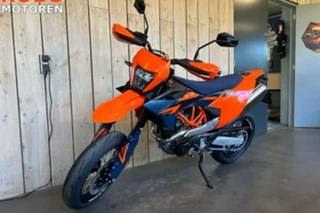 KTM 690 SMC (2026) thumbnail 2