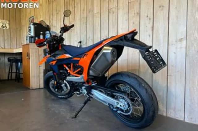 KTM 690 SMC (2026) thumbnail 5