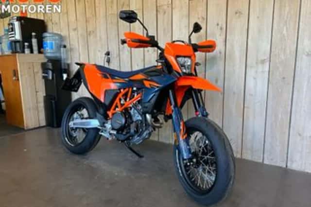 KTM 690 SMC (2026) thumbnail 6