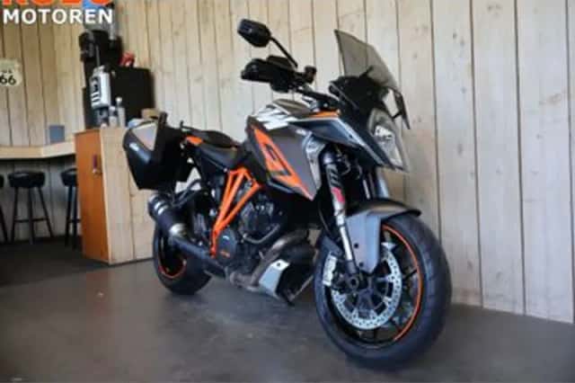 KTM 1290 Super Duke GT (2016) thumbnail 2