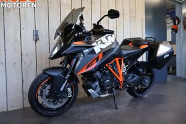 KTM 1290 Super Duke GT (2016) thumbnail 4