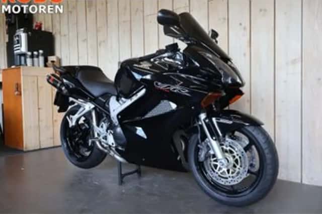 Honda VFR800 (2004) thumbnail 2