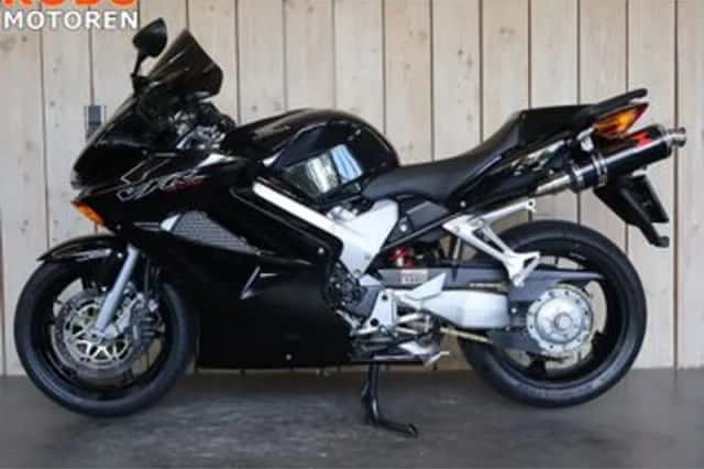Honda VFR800 (2004) thumbnail 3