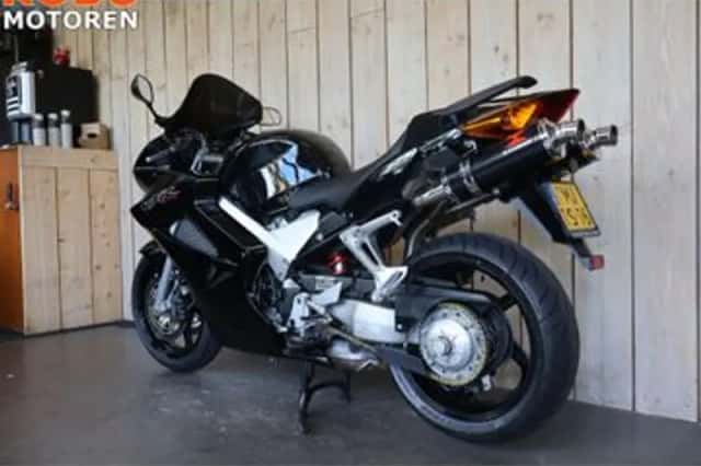 Honda VFR800 (2004) thumbnail 4