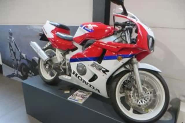 Honda CBR 400RR (1990) thumbnail 1