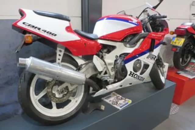 Honda CBR 400RR (1990) thumbnail 3