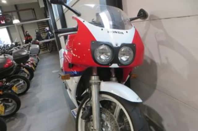 Honda CBR 400RR (1990) thumbnail 5