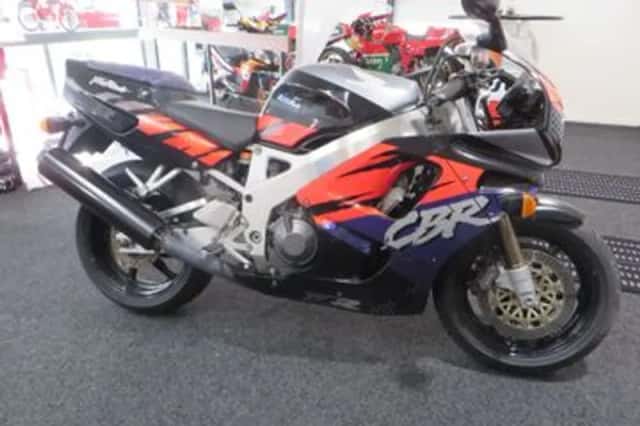 Honda CBR 900 RR Fireblade (1992) thumbnail 1