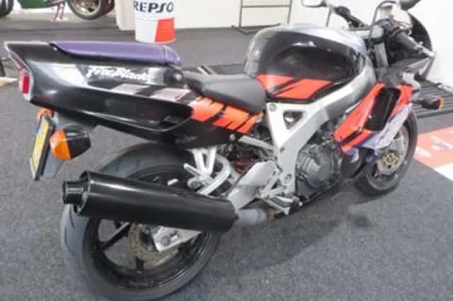Honda CBR 900 RR Fireblade (1992) thumbnail 3