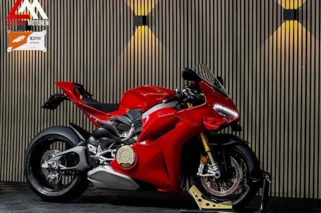 Ducati Panigale V4S (2025) thumbnail 1