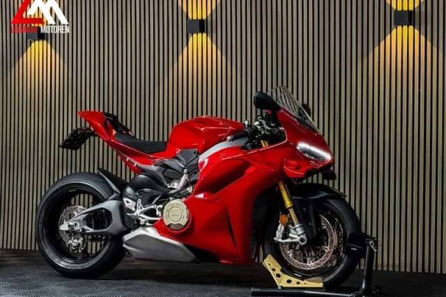 Ducati Panigale V4S (2025) thumbnail 2