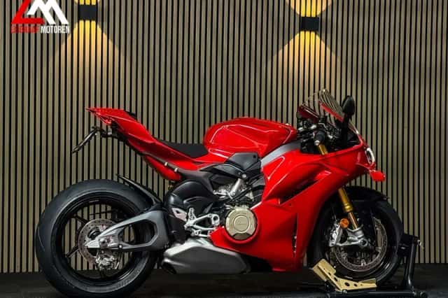 Ducati Panigale V4S (2025) thumbnail 4