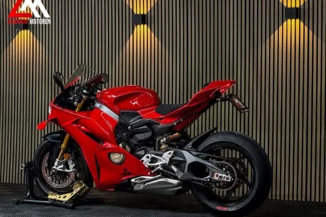 Ducati Panigale V4S (2025) thumbnail 5