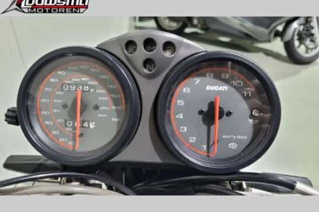 Ducati Monster 600 (2002) thumbnail 3