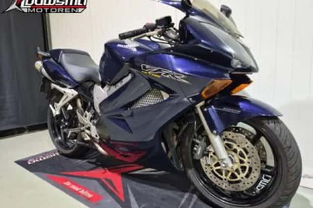 Honda VFR 800 FI (2002) thumbnail 2