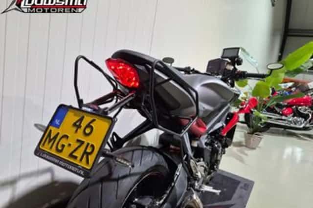 Triumph Street Triple 675 (2016) thumbnail 5
