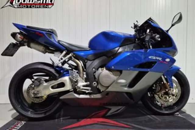 Honda CBR 1000 RR Fireblade (2005) thumbnail 1