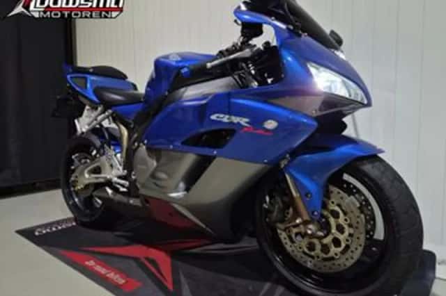 Honda CBR 1000 RR Fireblade (2005) thumbnail 2