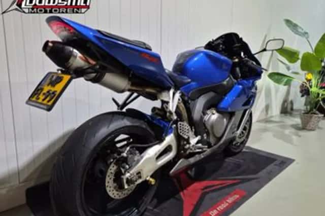 Honda CBR 1000 RR Fireblade (2005) thumbnail 3