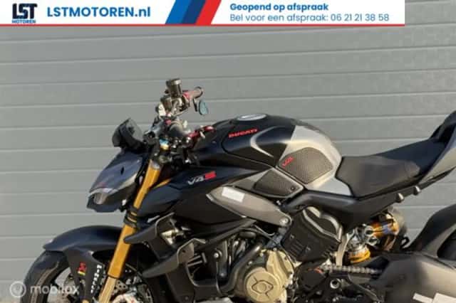 Ducati Streetfighter V4S (2023) thumbnail 5