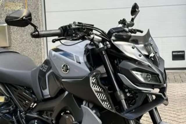 YAMAHA MT 09 ABS (2017) thumbnail 3