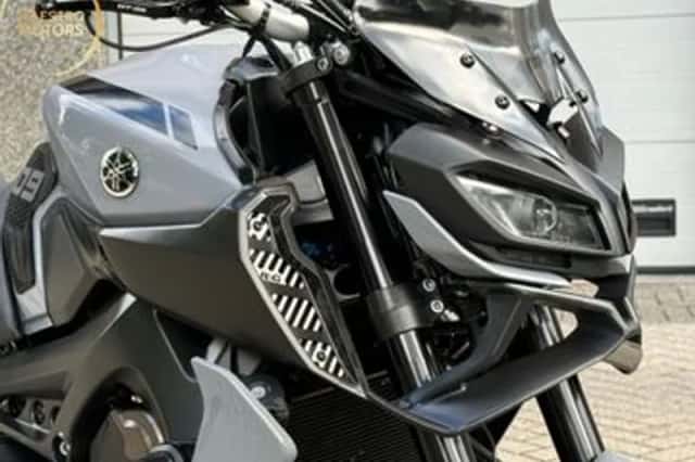 YAMAHA MT 09 ABS (2017) thumbnail 4