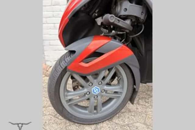 Piaggio MP3 300 (2012) thumbnail 4