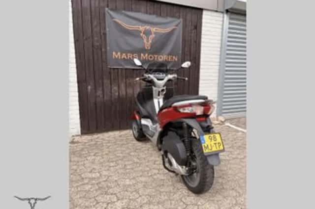 Piaggio MP3 300 (2012) thumbnail 5