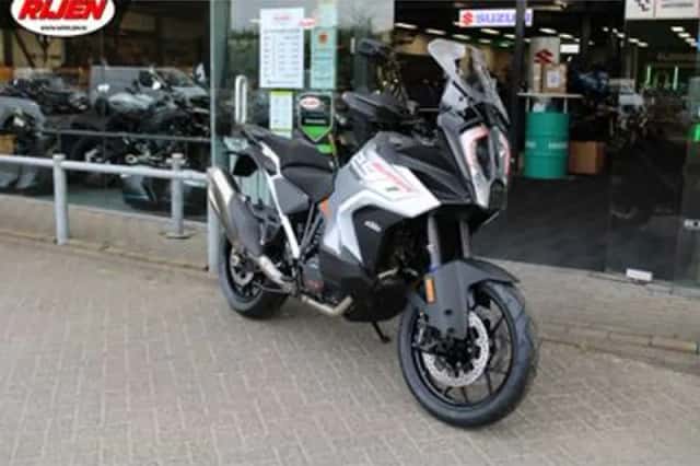 KTM 1290 SUPER ADVENTURE S (2024) thumbnail 3