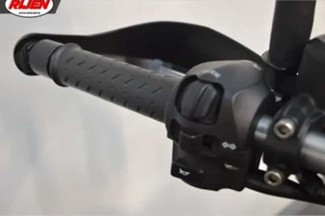 APRILIA DORSODURO 750 FACTORY CARBON (2011) thumbnail 6