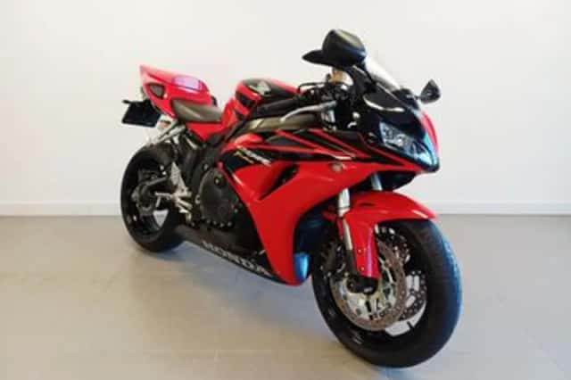 Honda CBR 1000 RR Fireblade (2006) thumbnail 3