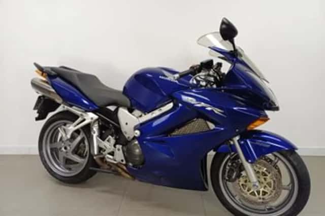 Honda VFR 800 FI (2004) thumbnail 2