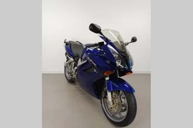 Honda VFR 800 FI (2004) thumbnail 3