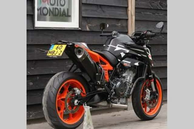 KTM 890 DUKE GP (2024) thumbnail 2