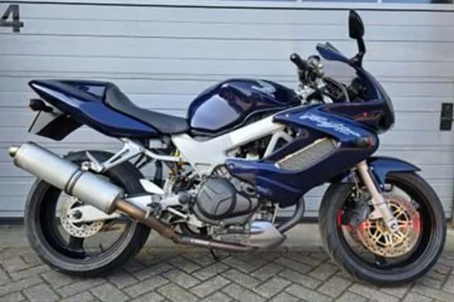 Honda VTR 1000 F Firestorm (2002) thumbnail 1