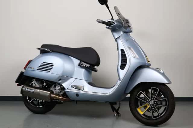 Vespa GTS 300 (2023) thumbnail 1
