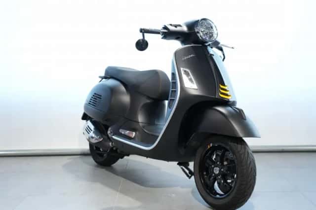 Vespa GTS 300 (2022) thumbnail 2