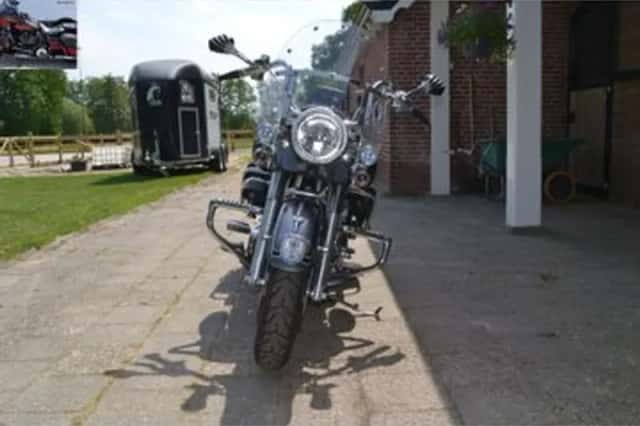 HARLEY-DAVIDSON ROAD KING CLASSIC FLHRC (2010) thumbnail 2