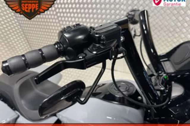 Harley-Davidson Road Glide Custom (2024) thumbnail 3